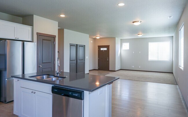 Building Photo - New to the market 3 bedroom 2 bath home.