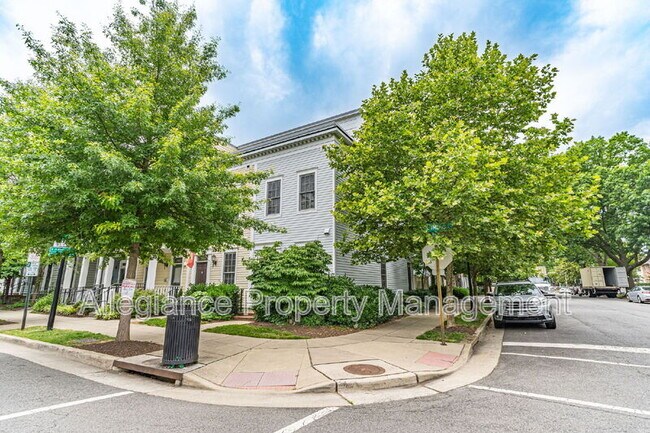 Building Photo - 944 N Columbus St