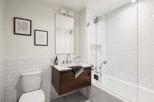 Building Photo - 245 E 78th St