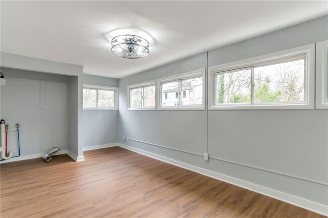 Building Photo - 2545 White Oak Dr