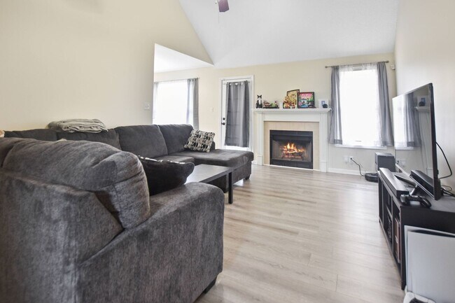 Building Photo - Pet Friendly Three Bedroom with Bonus!