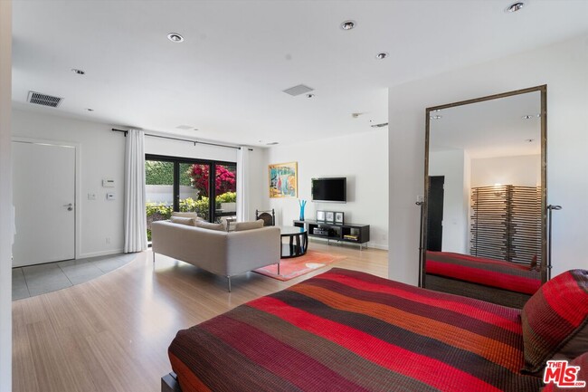 Building Photo - 2328 San Ysidro Dr