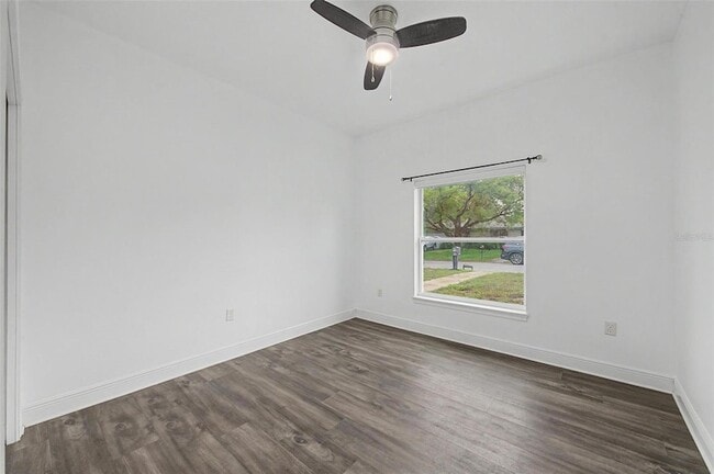 Building Photo - 606 Royal Crest Dr