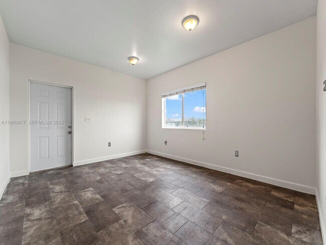 Building Photo - 1514 NW 5th Ave