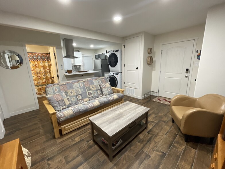 Living looking towards kitchen and bathroom - 622 Jefferson St NE