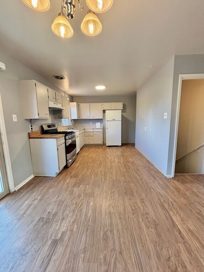 Building Photo - Expansive 5-Bedroom Home with Modern Comfort & Flexible Living Space! Available Now!!