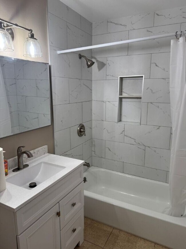 Building Photo - 405 S Kroeger St