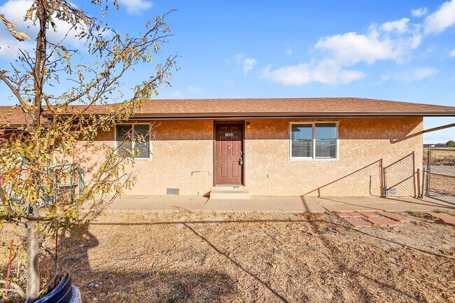 Building Photo - UPDATED 2bed 1bath duplex with fenced yard, WASHER + DRYER