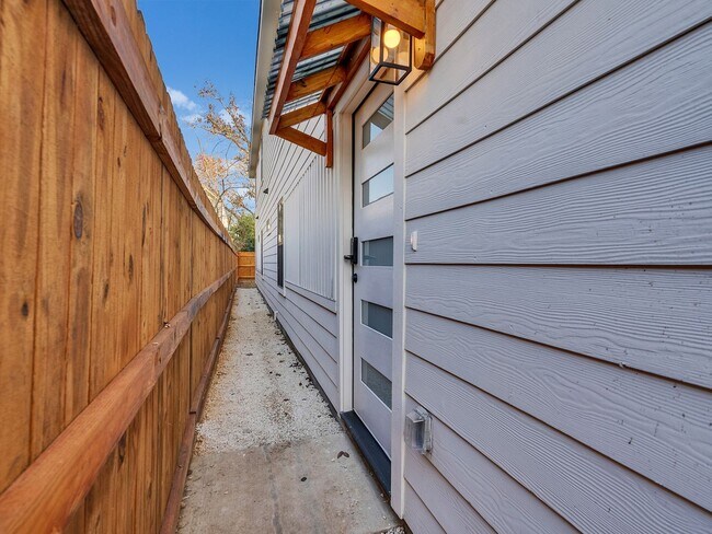 Building Photo - ? 3 Bed / 2.5 Bath Duplex – Spacious & Move-In Ready! ?