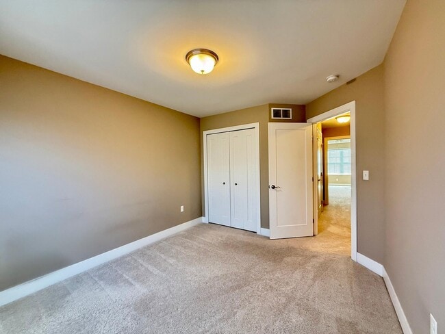 Building Photo - 2564 W Towne St