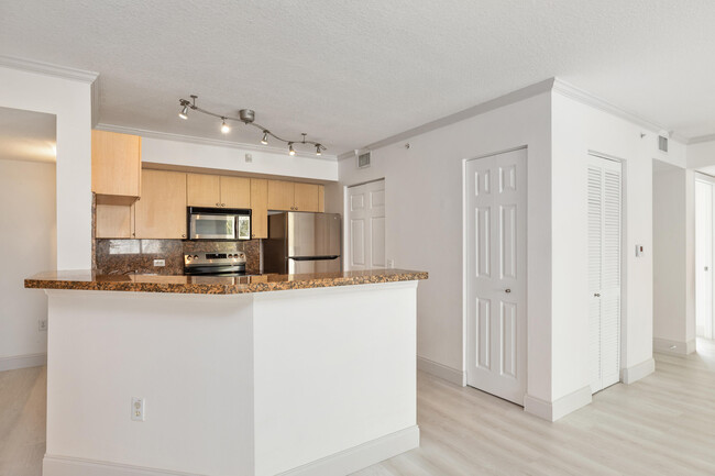 Building Photo - 810 Villa Cir