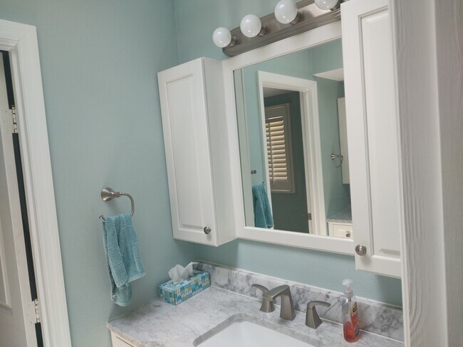 Building Photo - 997 Spinnaker Ct