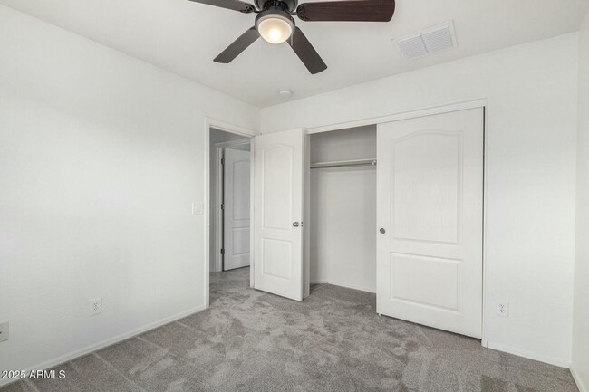 Building Photo - Beautiful 3 bedroom plus den, 2.5 bath hom...