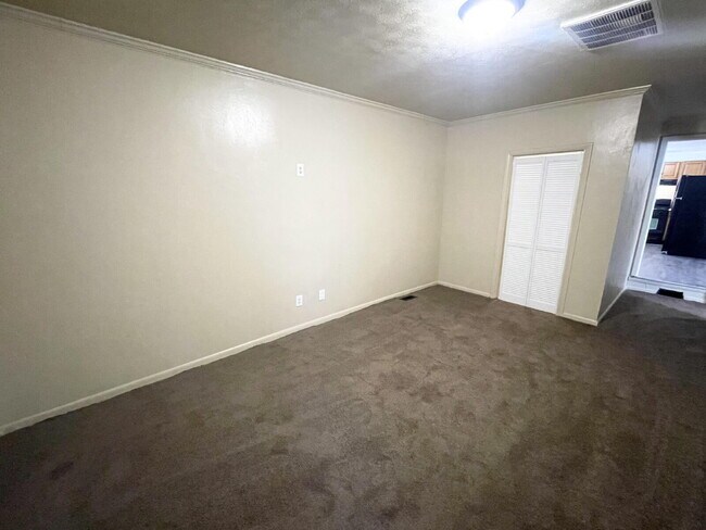 Building Photo - 5 Bedroom with a Bonus family/Tv Room