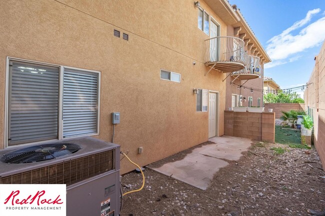 Building Photo - Lovely 2 Bedroom Condo. Pet Friendly!