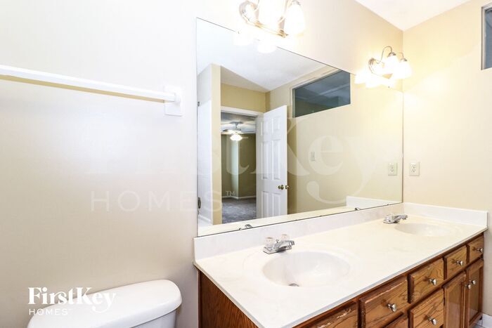 Building Photo - 700 Walnut Woods Cove S