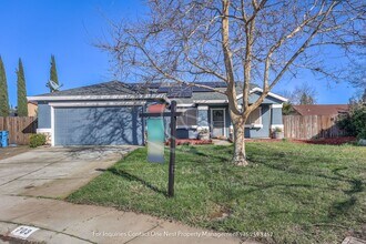 Building Photo - Recently upgraded, 4 bedroom, humongous ba...