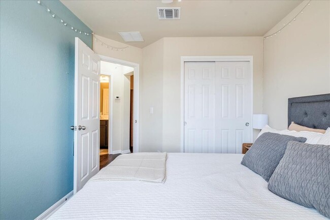 Building Photo - 712 Lost Pines Ln