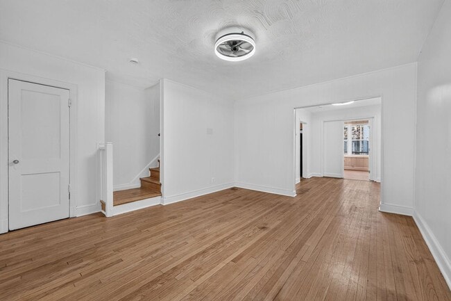 Building Photo - Large 4BR Row House with Basement