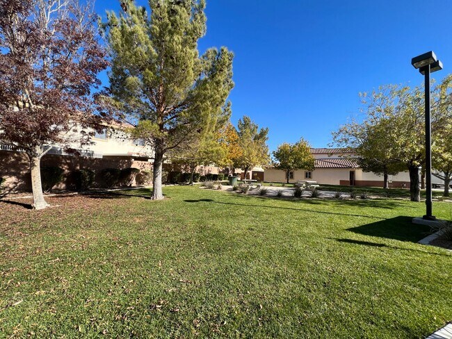 Building Photo - 3 BED 2.5 BATH 2 CAR GARAGE TOWNHOUSE w/ PRIVATE BACKYARD in GATED COMMUNITY.