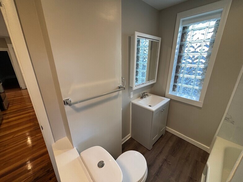 Building Photo - 77 Ferry St