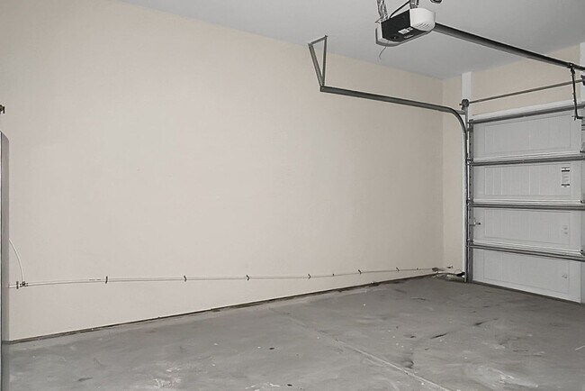 Building Photo - 3 bedroom, 2.5 Townhome