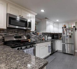 Building Photo - 4 bedroom in Chicago IL 60647