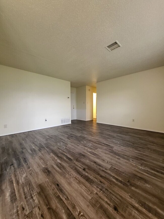 Building Photo - (3) Bed/(1.5) Bath Avail NOW!