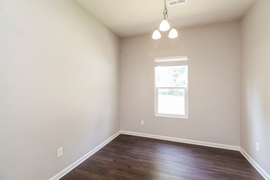 Building Photo - 1521 Waylon Ave