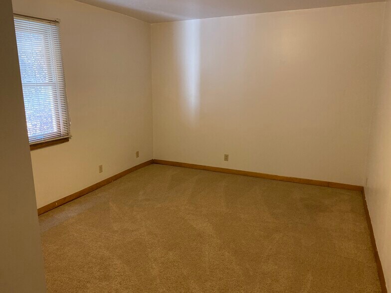 Building Photo - 2410 Jane St