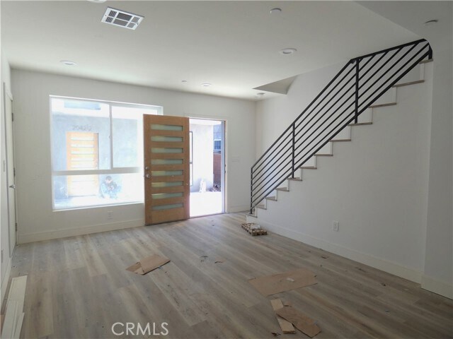 Building Photo - 2044 S Burnside Ave