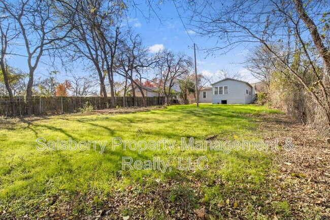 Building Photo - 320 NE 31st St