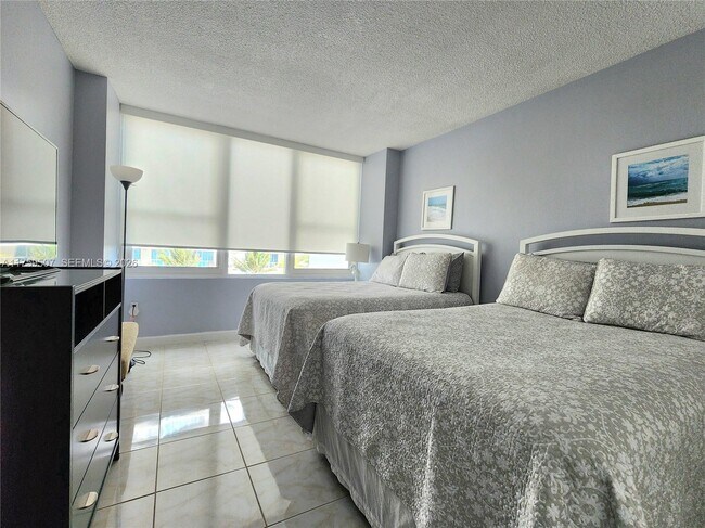Building Photo - 3505 S Ocean Dr