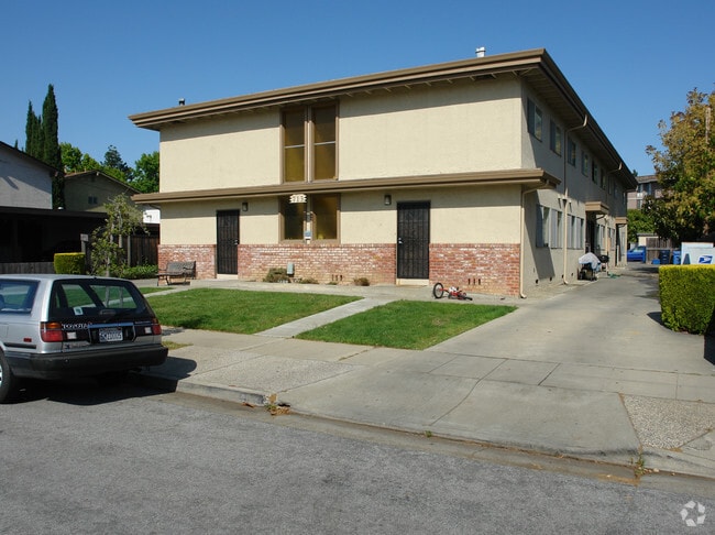 Building Photo - 713 Golden Oak Dr
