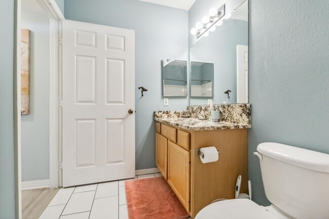 Building Photo - Beautiful turnkey ready 2/2 unit available starting January 2026