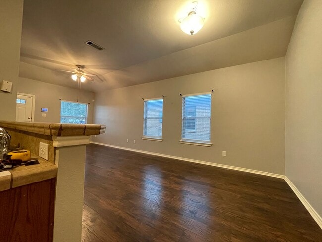 Building Photo - 3/2 Duplex with Garage