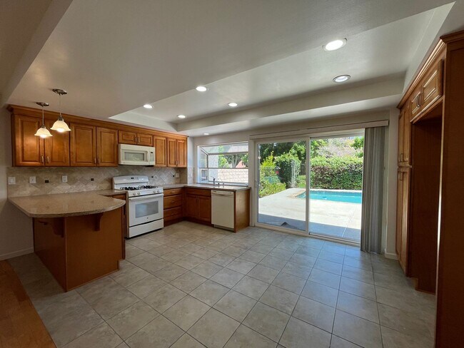 Building Photo - Westlake Village 4+2.5 w/pool, spa, green belt + lake access!