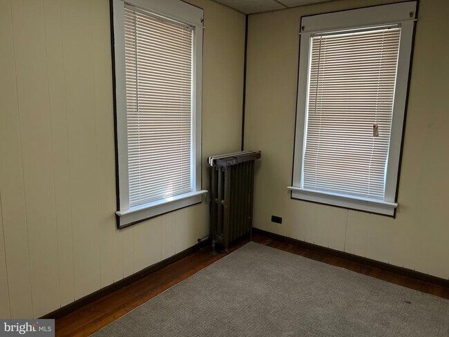 Building Photo - 1049 Genesee St