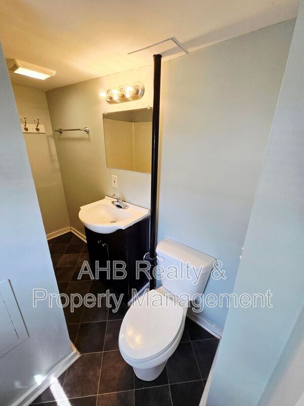 Building Photo - 511 S Flanner St