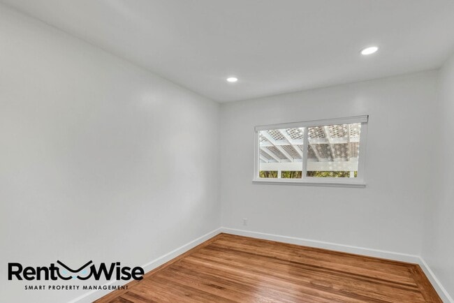 Building Photo - 838 Crompton Rd