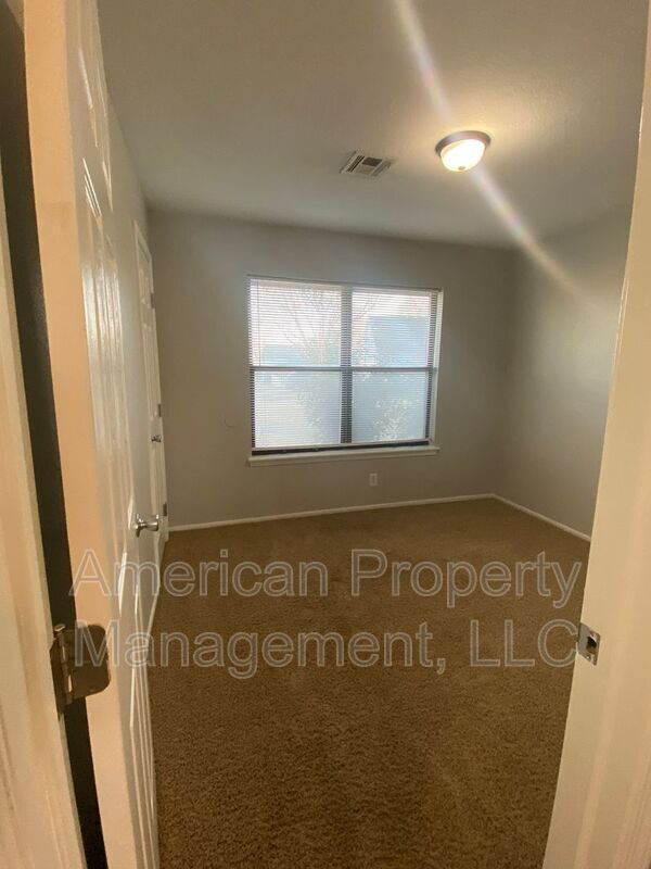 Building Photo - 1132 N Hickory Dr