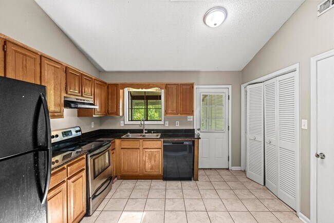 Building Photo - 130-132-132 Pine Crest Dr
