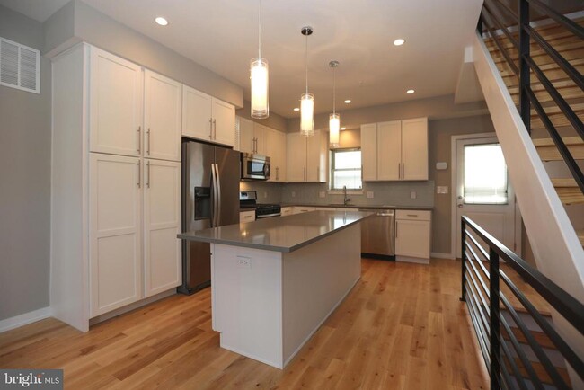 Building Photo - 1106 E Hewson St