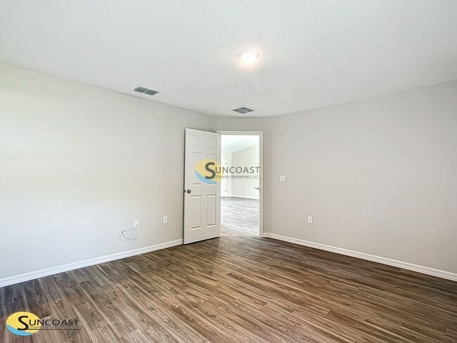 Building Photo - 14 Pine Trce