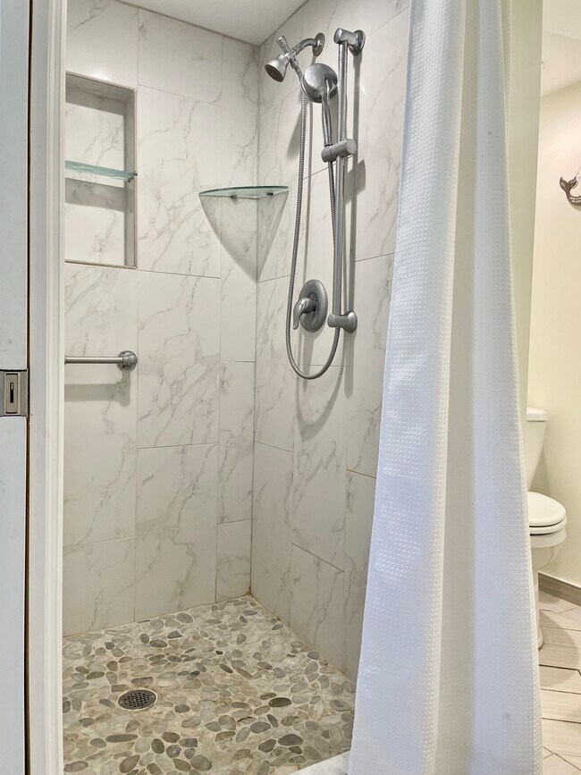 Building Photo - 4775 Cove Cir