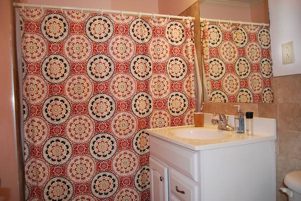 Full bath with new tile floors - 6531 Deane Hill Dr