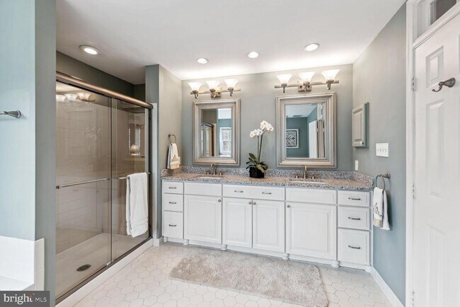 Building Photo - 6603 Forsythia St