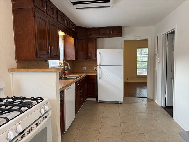 Building Photo - 4013 Newshire Dr