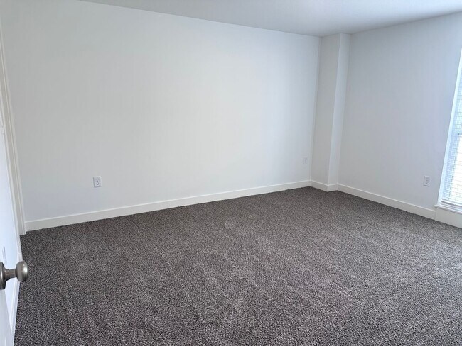 Building Photo - 4 Bed | 3 Bath | 1 Car Garage Duplex in Kansas City