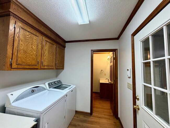 Building Photo - Fabulous Home Near Alice Drive!